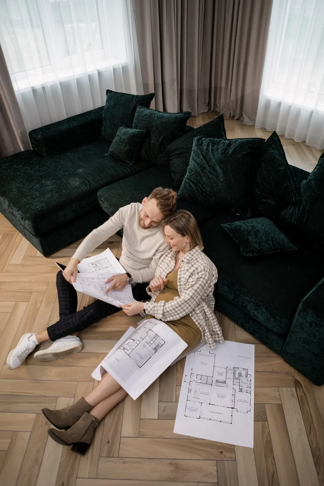 Un couple étudie les plans de son futur logement